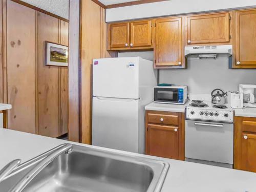 Kitchen, Top of the World 213 Ski In Out EZ park ECONOMY in Snowshoe (WV)