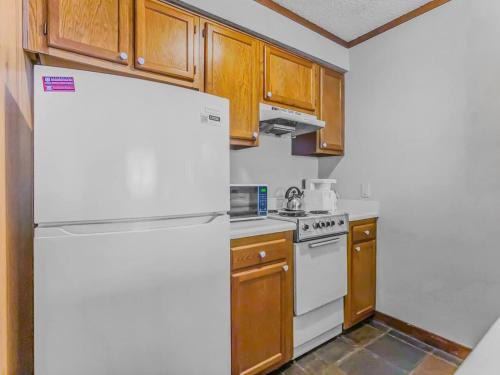 Kitchen, Top of the World 213 Ski In Out EZ park ECONOMY in Snowshoe (WV)