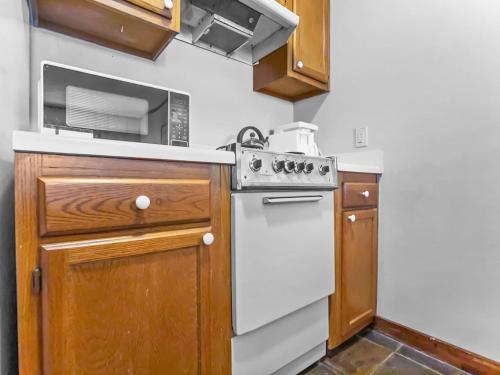 Kitchen, Top of the World 213 Ski In Out EZ park ECONOMY in Snowshoe (WV)