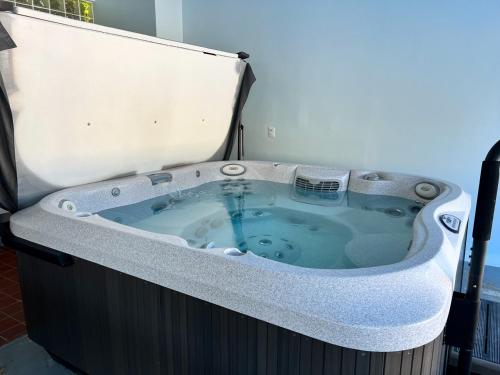 Hot tub, Top of the World 213 Ski In Out EZ park ECONOMY in Snowshoe (WV)