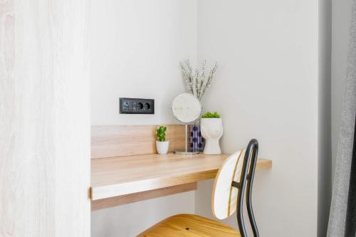 2 Private Suits - Art, Location, Quiet, Balconies, София (фото 11)