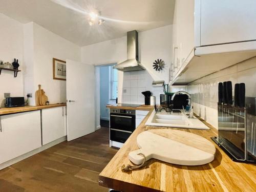 Beautiful 2-bed Apartment In The Heart Of The City - image 4