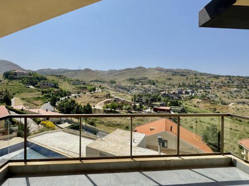 Alpina Faqra 3-BR w Pool and Balcony in 칼엔비안