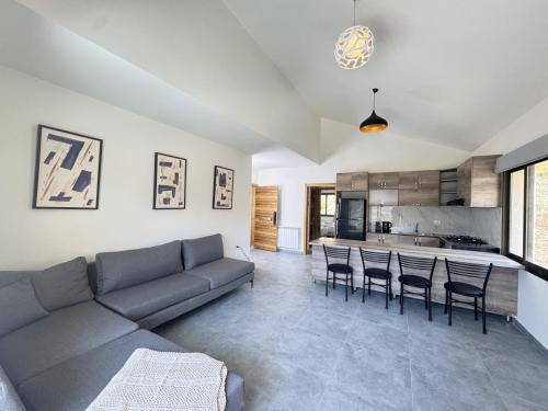 Alpina Faqra 3-BR w Pool and Balcony in 칼엔비안