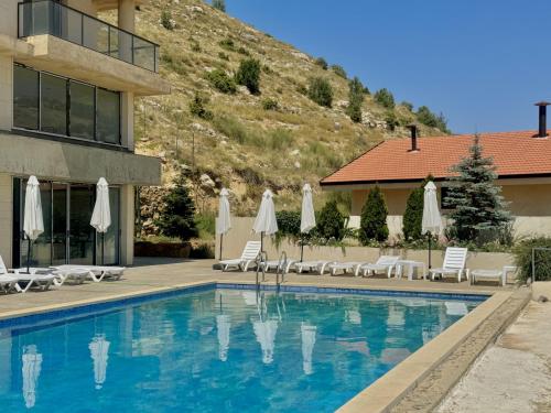 Alpina Faqra 3-BR w Pool and Balcony in 칼엔비안