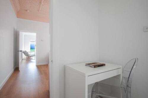 Light-Filled Designer Apartment in Croydon - image 13