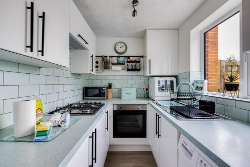 Konyha, Winslow House - Walking Distance to the High Street - Driveway Parking, Fast WiFi, Smart TV and Self in Winslow