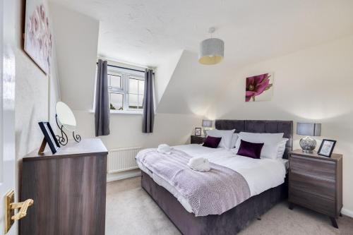 Winslow House - Walking Distance to the High Street - Driveway Parking, Fast WiFi, Smart TV and Self in Winslow