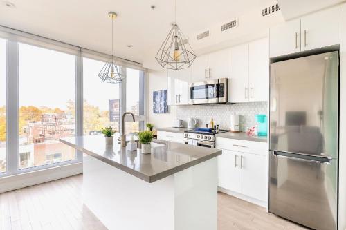 Contemporary 3BR with Natural Light High Park North Nearest Intersection - Dorval Rd,