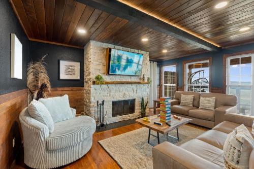 Wood Haven Cabin with a hot tub fire pit & indoor pool in Kimball (TN)