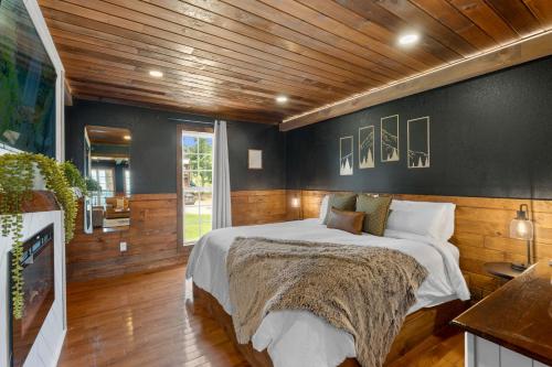 Wood Haven Cabin with a hot tub fire pit & indoor pool in Kimball (TN)