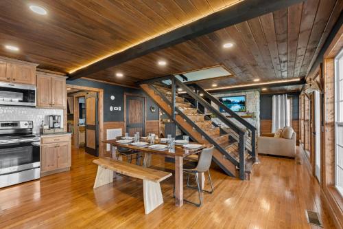 Wood Haven Cabin with a hot tub fire pit & indoor pool in Kimball (TN)