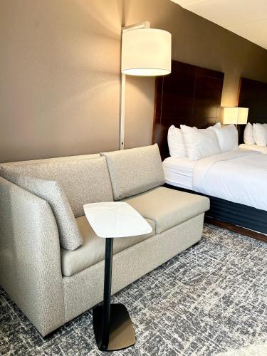 2 queen beds, 1 sofa bed