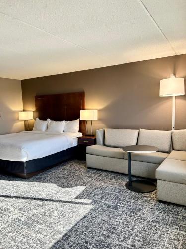 1 king bed, 1 sofa bed