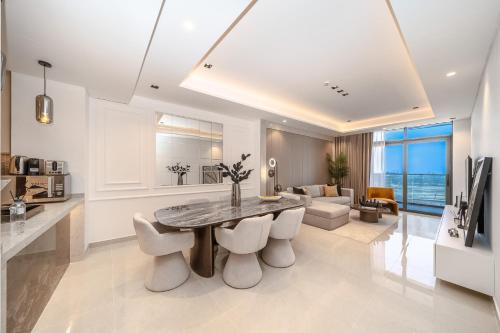 Sky-High 2BR Escape Stylish Stay Near Dubai Mall, Dubai (Foto 5)