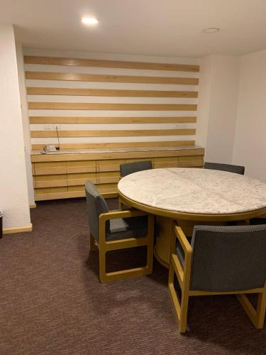 Létesítmények, Sevilla Palace near Forradalmi Emlékmű