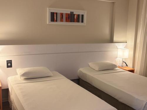 Standard Twin Room with 2 Twin Beds image 3