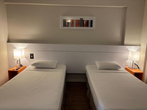 Standard Twin Room with 2 Twin Beds image 2