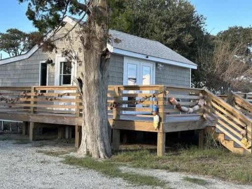 . Private Cozy Waterfront Cabin