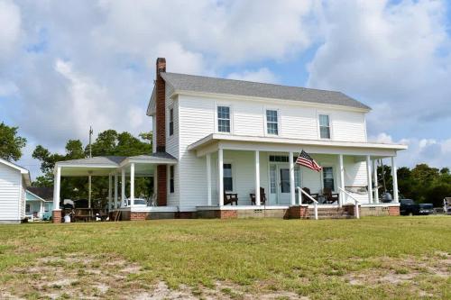 . Comfortable Down East Waterfront Farmhouse