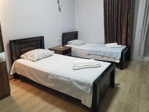 2 twin beds