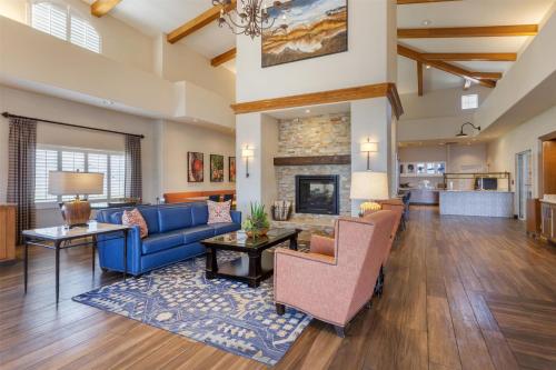 Best Western Plus A Wayfarer's Inn & Suites - image 14