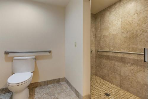 Best Western Plus A Wayfarer's Inn & Suites - image 5