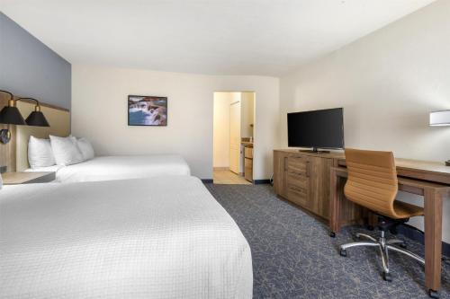 Best Western Plus A Wayfarer's Inn & Suites - image 11