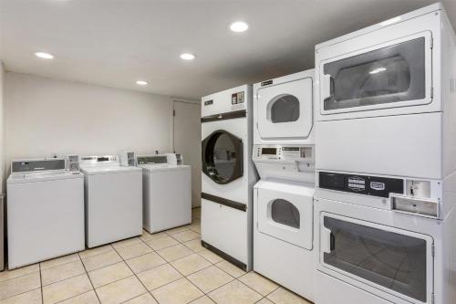 Best Western Plus A Wayfarer's Inn & Suites - image 3