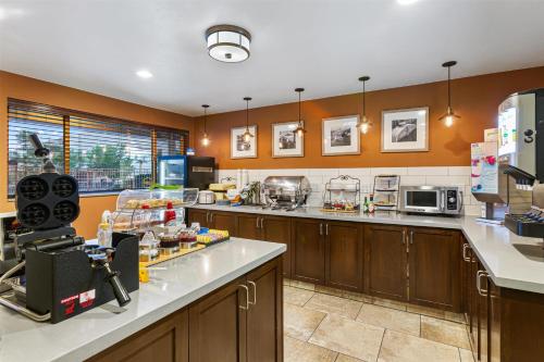 Best Western Hi-Desert Inn - image 8