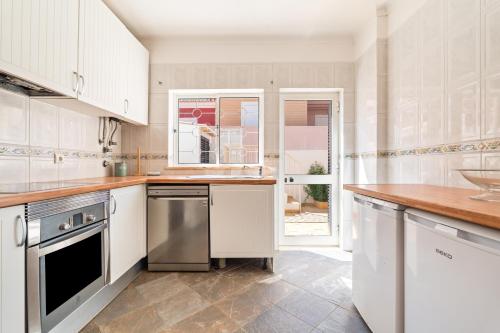 Kitchen, Bemposta Residence in Quatro Estradas