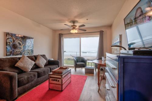 Beautiful Ground Floor Beachfront Condo - Sleeps 4 - Pool and Sauna