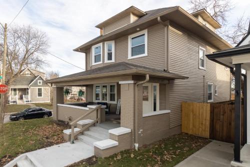 5 Bedroom 3200 Sq Ft House for Downtown Travelers