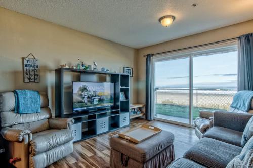Modern Ground Floor Beachfront Condo Suite - Sleeps 4 - Pool and Sauna