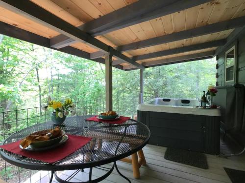 The Treehouse TN Honeymoon Cabin HOT TUB - in BSF! in Rugby (TN)