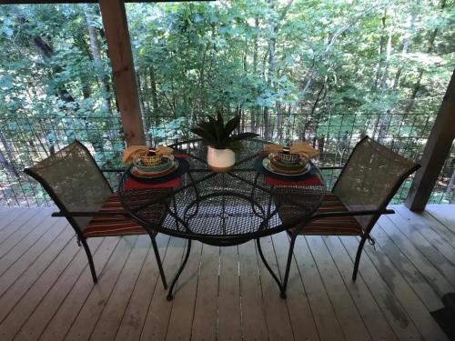 The Treehouse TN Honeymoon Cabin HOT TUB - in BSF! in Rugby (TN)