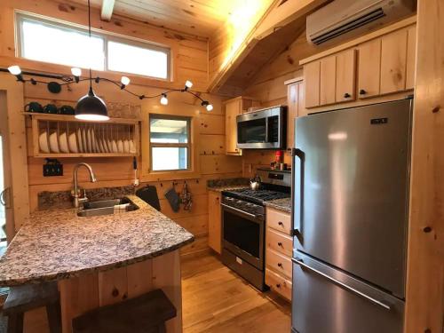 The Treehouse TN Honeymoon Cabin HOT TUB - in BSF! in Rugby (TN)