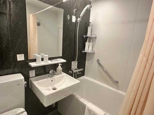 Standard Twin Room - Non-Smoking image 10