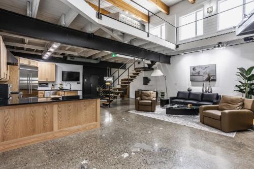 Amazing Modern Chic Mass Ave Townhome with Amenities