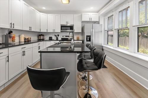 Beautiful Broad Ripple House near Crown Hill Temető