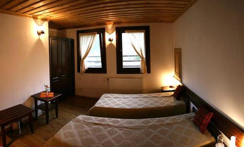 2 twin beds