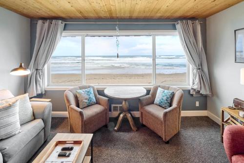 Spacious Beachfront Suite - Sleeps 7 - Second Floor - Pool and Sauna