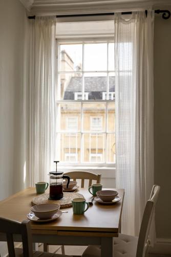 Lovely Georgian 2-bed apartment in Historic Bath, Bath (photo 4)