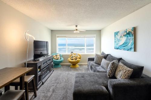 Amazing Top Floor Oceanfront Suite - Pool and Sauna - Sleeps 4