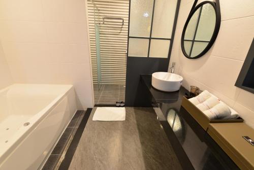 room detail thumbnail 2