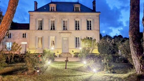 Viesnīcas āriene, 19Th Century Manor House In Charente Maritime in Cozes