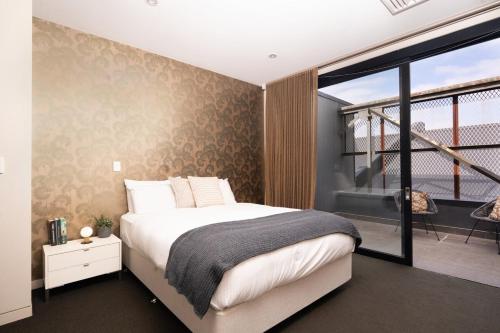 Luxury House - Spacious & Bright 3 Bedroom House in Flemington