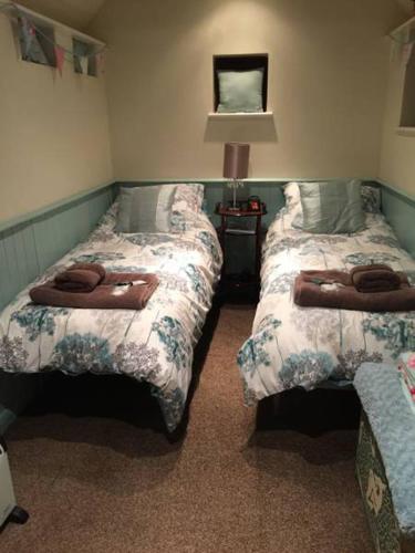 2 twin beds