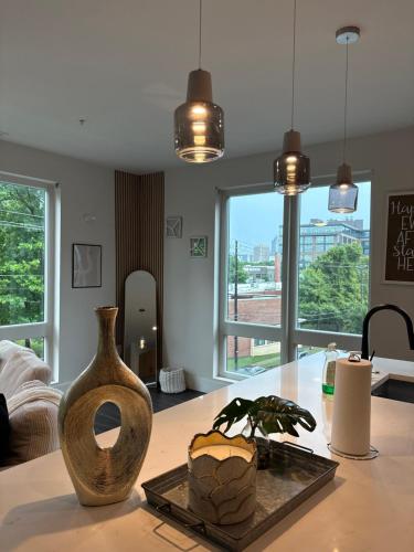 2BD Midtown ATL W-Balcony & Black Truck Option in English Avenue
