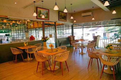 Restaurant, Whitewoods Convention and Leisure Hotel in Silang